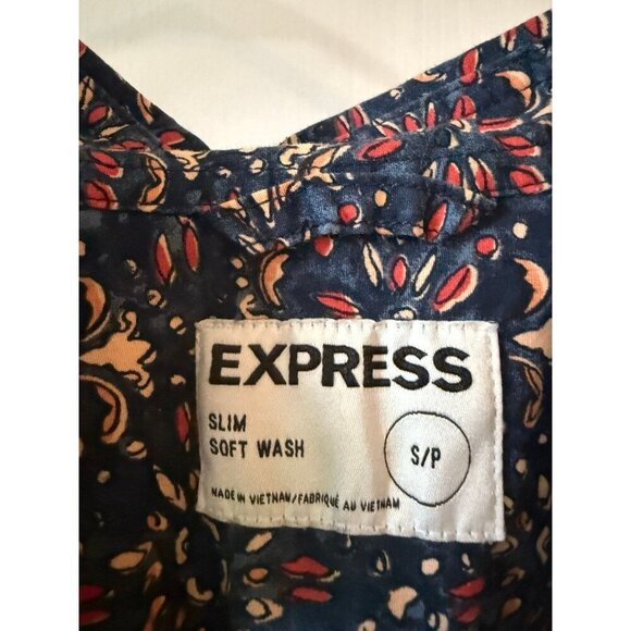 Express woman’s size small floral button-down shirt - Picture 5 of 9
